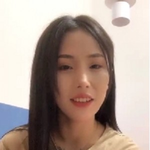 纹身美女：居家朋友的给力互动